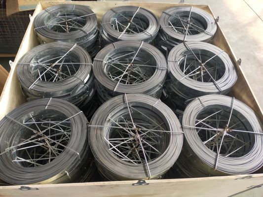 Stringa perforata galvanizzata per la costruzione di supporto per il telaio in legno e rotolo di connettore